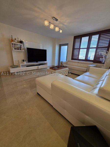 Apartment for rent at Four Winds Condo 1409
