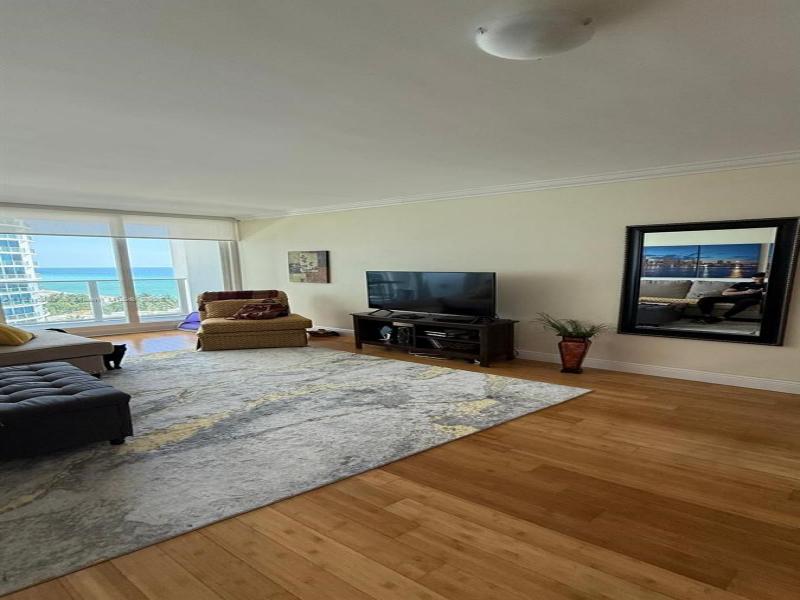 Condo for sale at Alexander Towers 1010