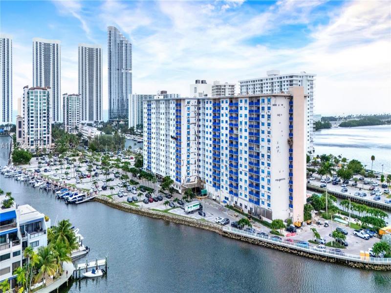 Comprar apartamento en Coastal Towers 1604