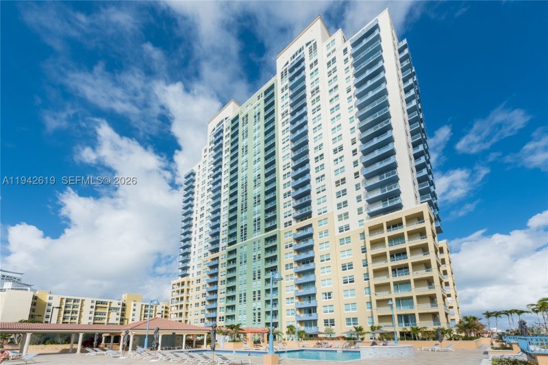 Comprar apartamento no Yacht Club at Portofino 807