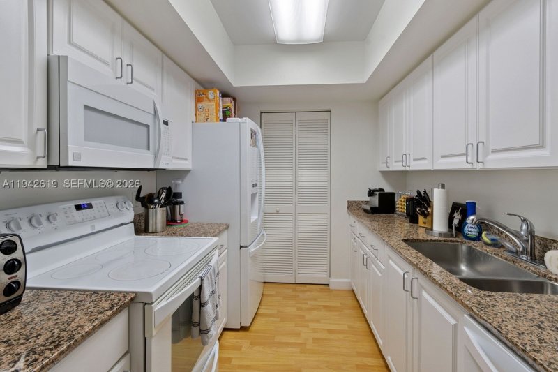 Comprar apartamento no Yacht Club at Portofino 807