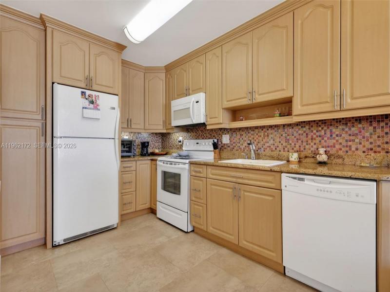Condo for sale at Plaza Towers South 905