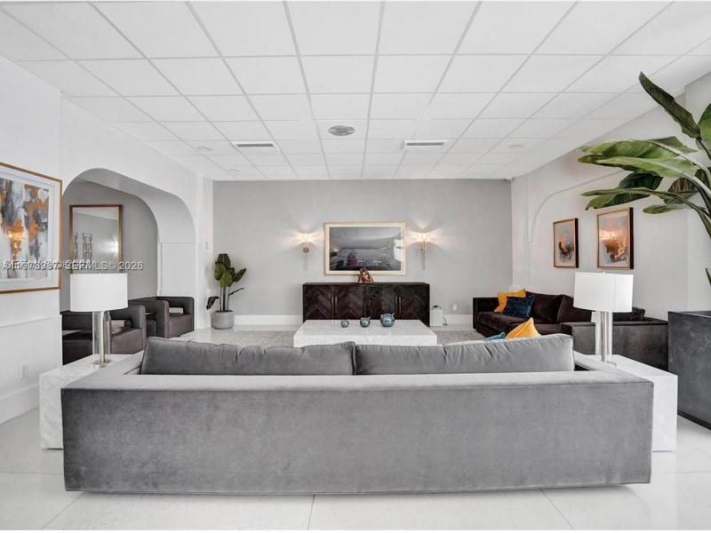 Condo for sale at Parker Tower 1812