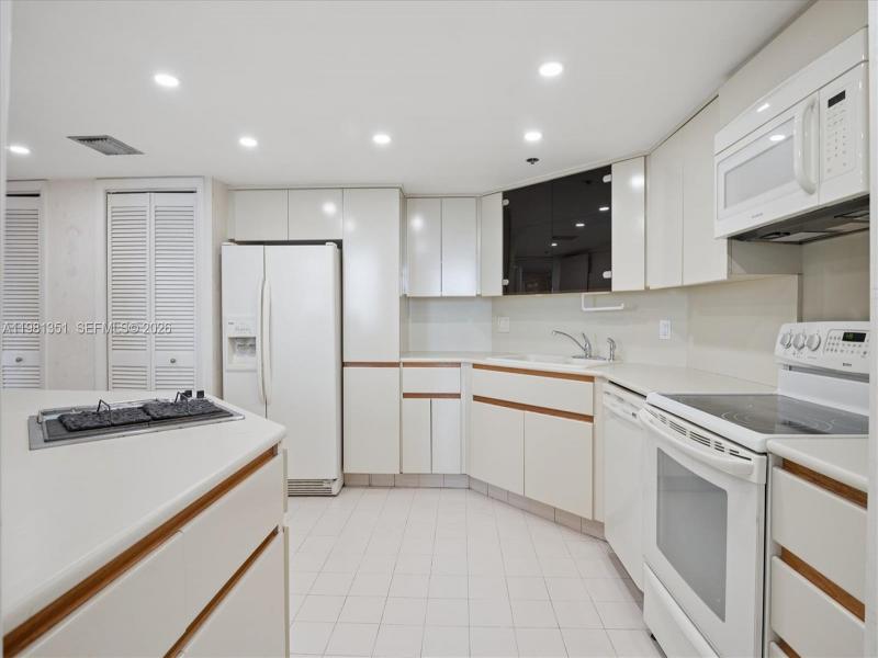 Condo for sale at Anchor Bay Club 516