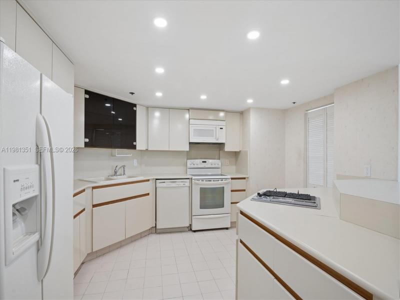 Condo for sale at Anchor Bay Club 516