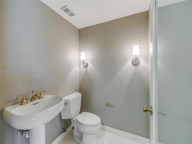 Condo for sale at The Landmark 302