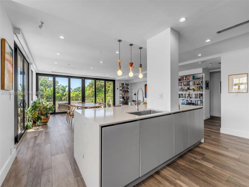 Comprar apartamento en Key Colony III Emerald Bay 345