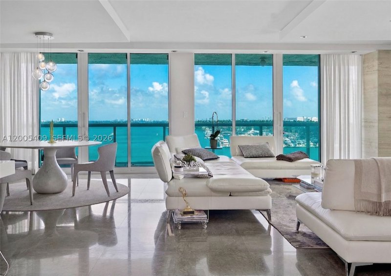 Grand Venetian Apt #804