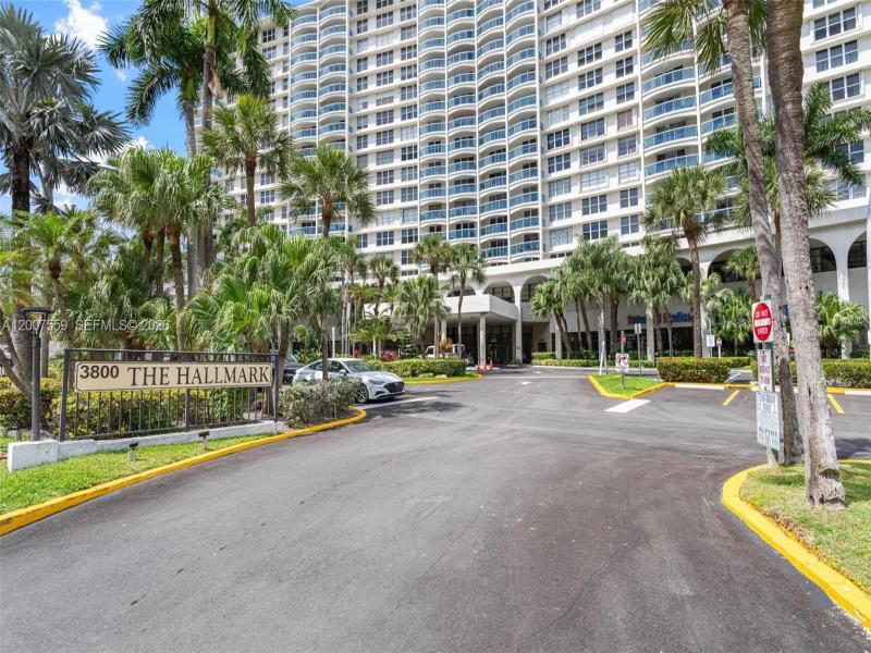 Condo for sale at Hallmark of Hollywood 301