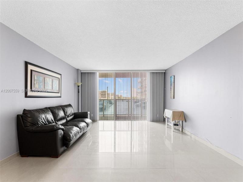 Condo for sale at Hallmark of Hollywood 301