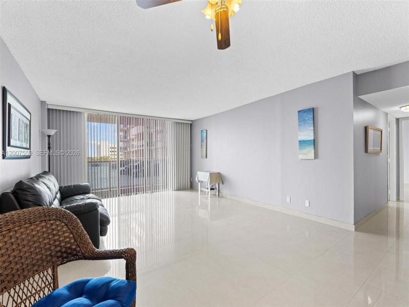Condo for sale at Hallmark of Hollywood 301