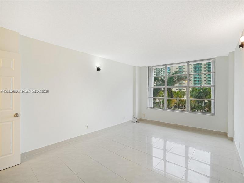 Condo for sale at Hallmark of Hollywood 414