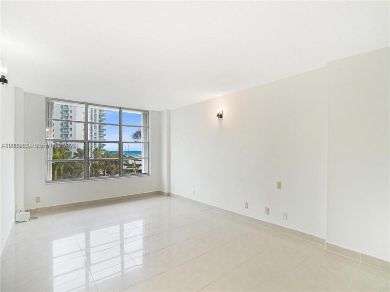Condo for sale at Hallmark of Hollywood 414