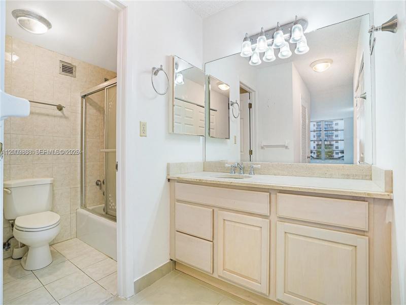 Condo for sale at Hallmark of Hollywood 414