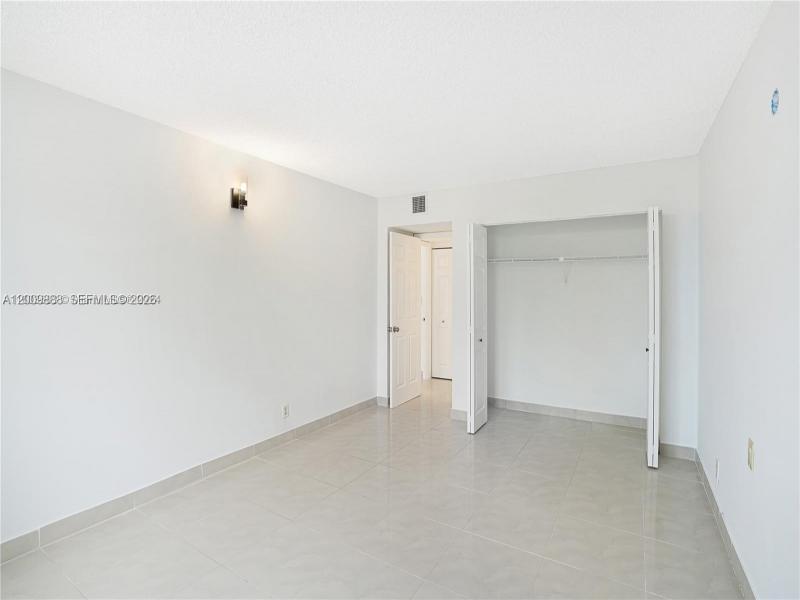Condo for sale at Hallmark of Hollywood 414