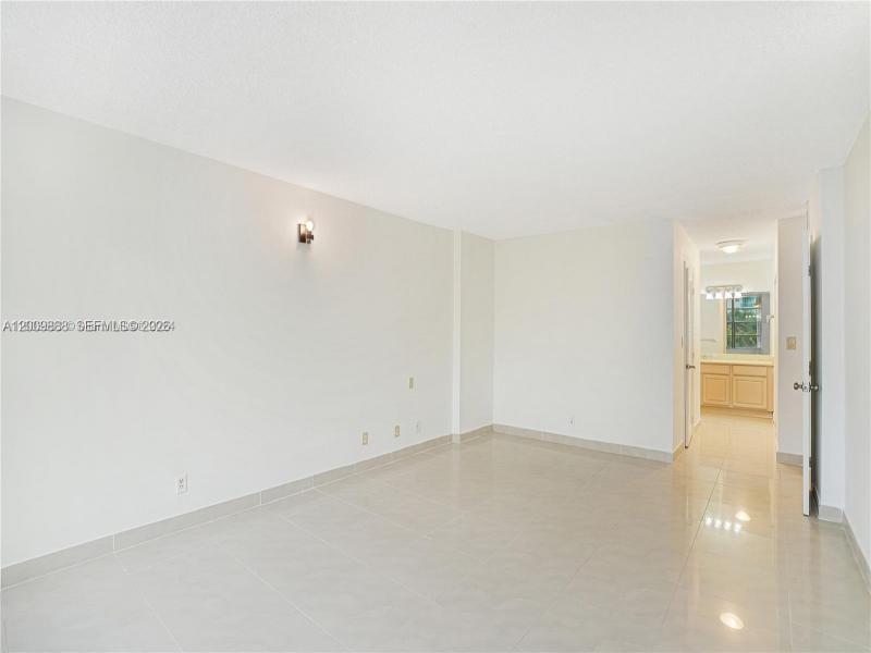 Condo for sale at Hallmark of Hollywood 414