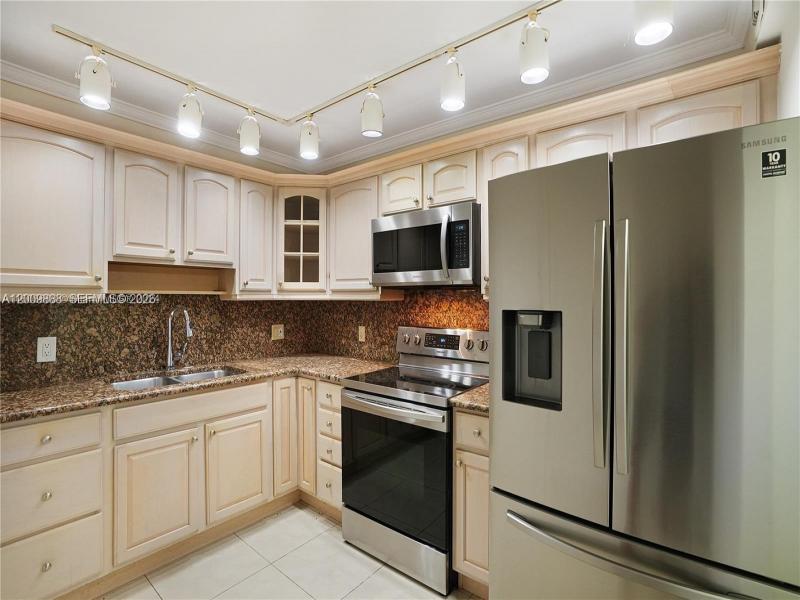 Condo for sale at Hallmark of Hollywood 414