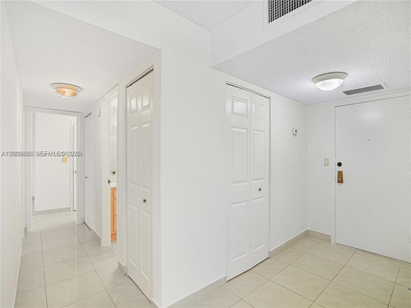 Condo for sale at Hallmark of Hollywood 414