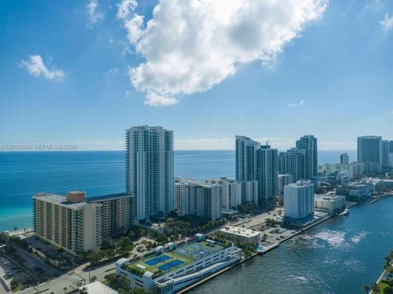 Condo for sale at The Wave Condo PH6