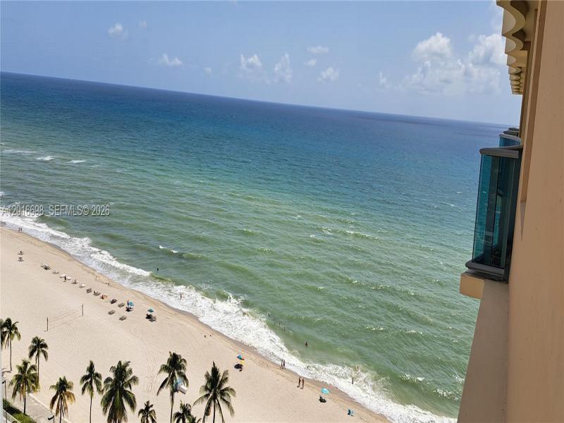 Condo for sale at The Wave Condo PH6