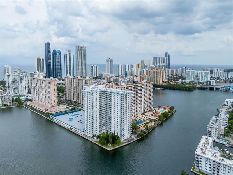 Condo for sale at Winston Towers 1503