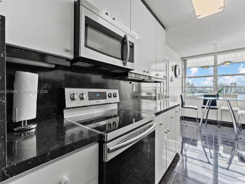 Condo for sale at Winston Towers 1503