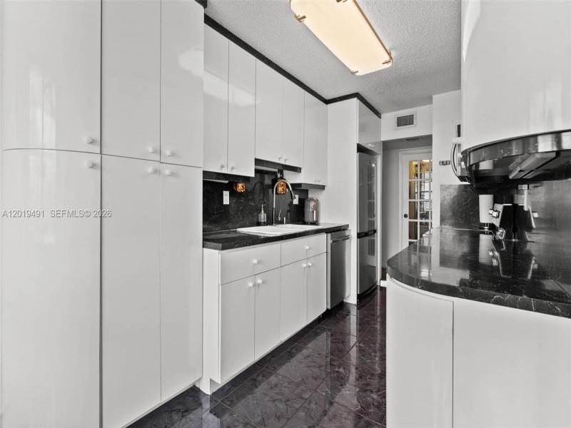 Condo for sale at Winston Towers 1503