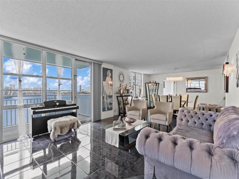 Condo for sale at Winston Towers 1503