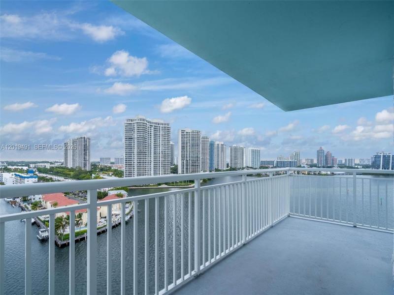 Condo for sale at Winston Towers 1503