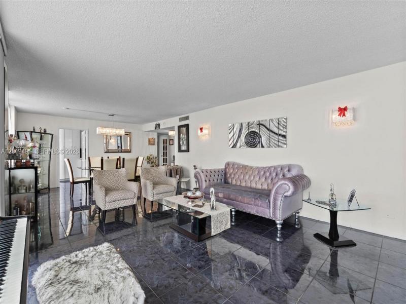 Condo for sale at Winston Towers 1503
