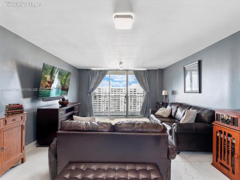 Comprar apartamento en Admirals Port Condos 2112E
