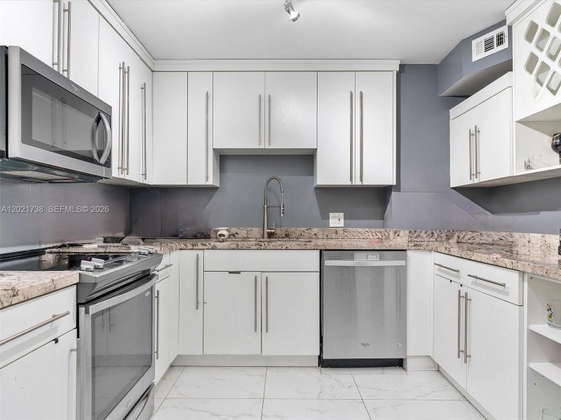 Comprar apartamento en Admirals Port Condos 2112E