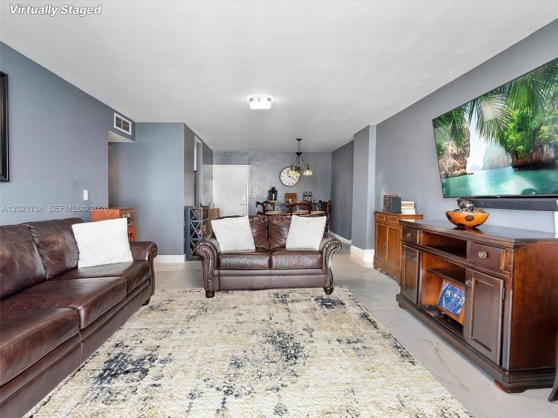 Comprar apartamento en Admirals Port Condos 2112E