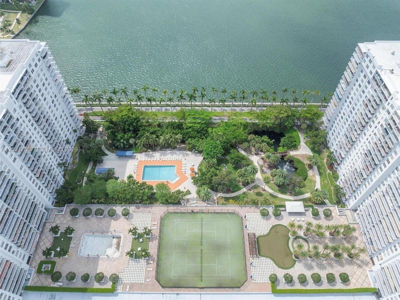 Comprar apartamento en Admirals Port Condos 2112E