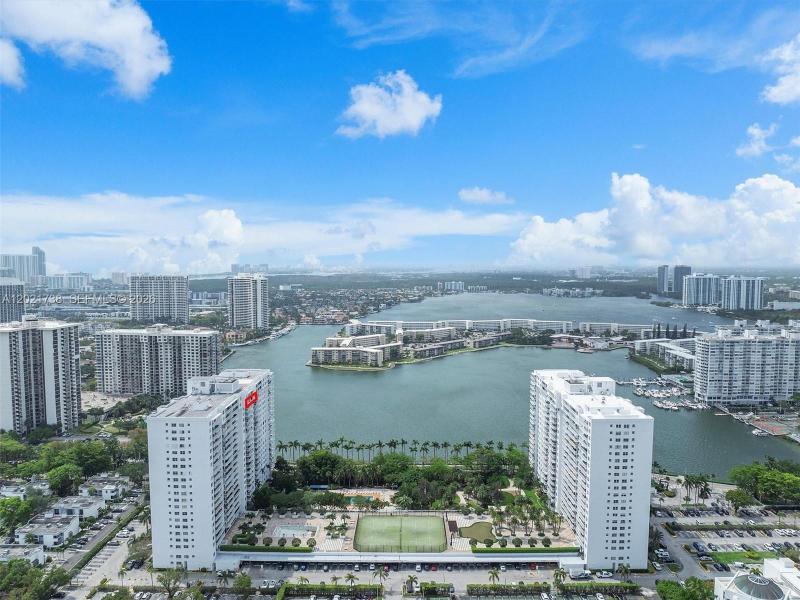 Comprar apartamento en Admirals Port Condos 2112E