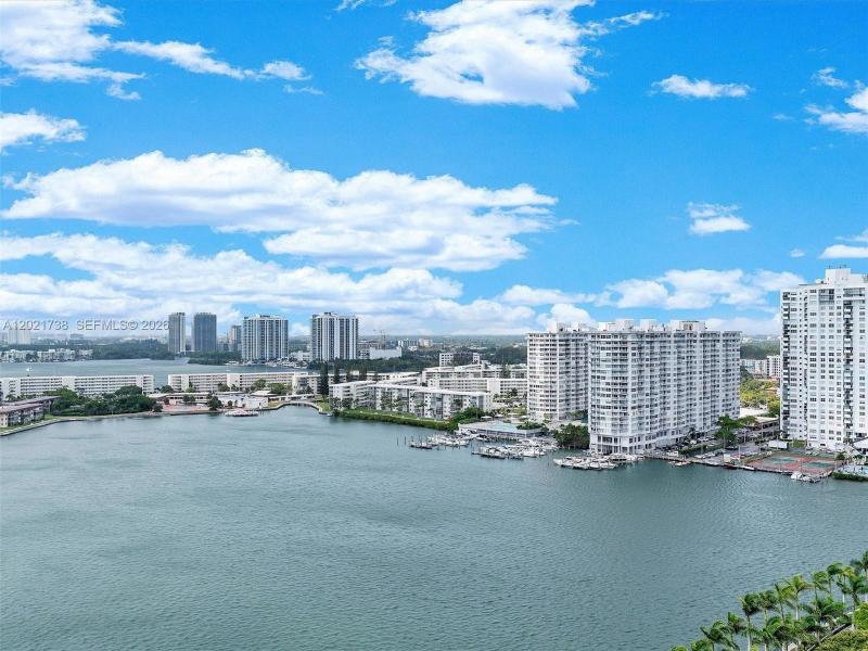 Comprar apartamento en Admirals Port Condos 2112E