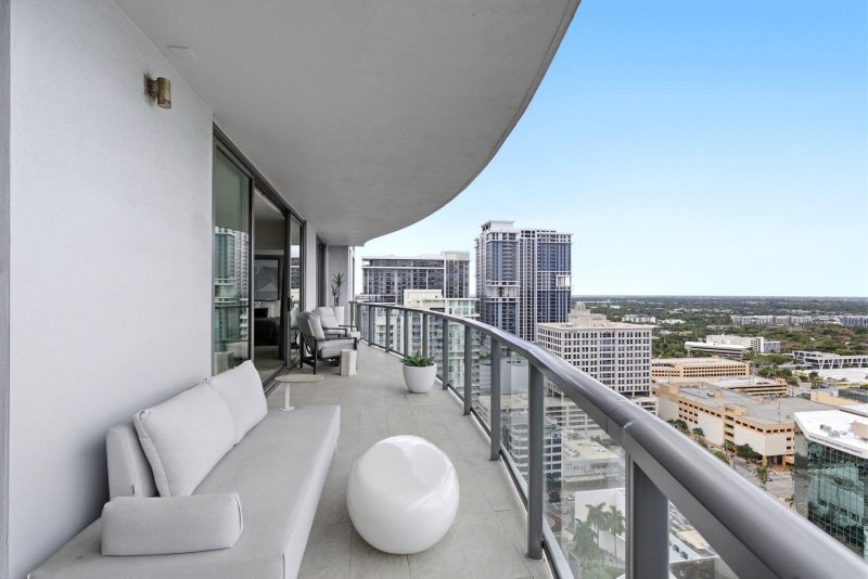 Condo for sale at 100 Las Olas 2802