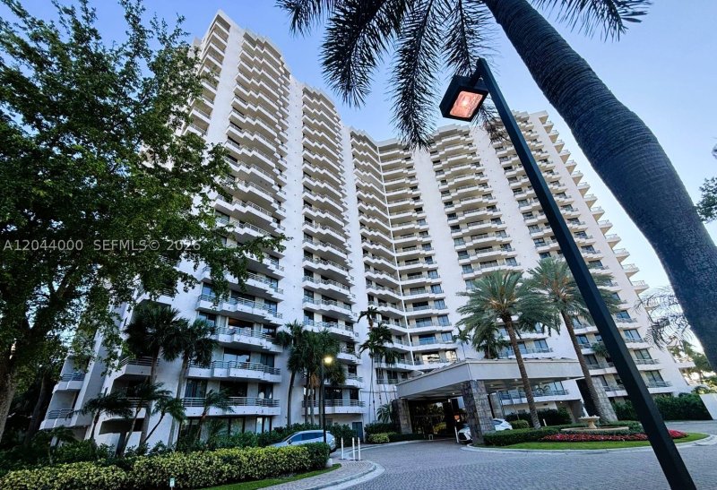 Apartment for rent at Parc Central Aventura 211
