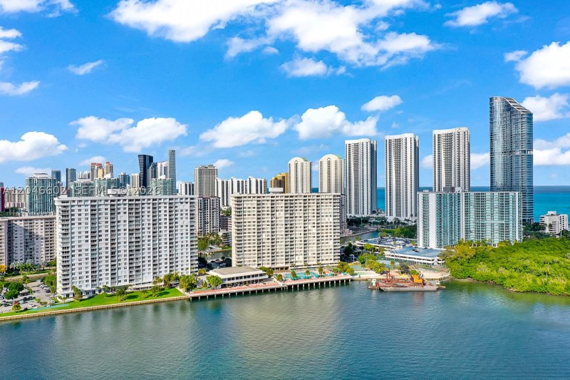 Condo for sale at Arlen House 1709