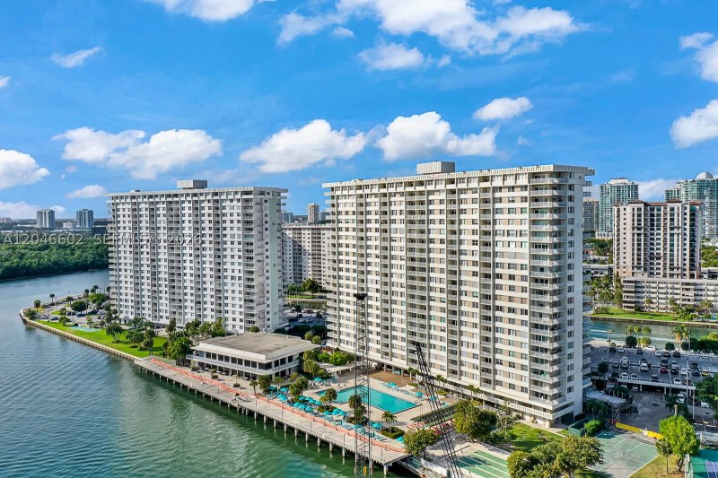 Condo for sale at Arlen House 1709