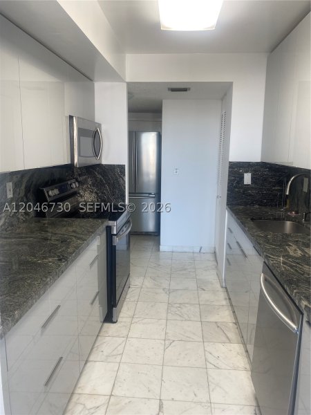 Apartment for rent at Winston Towers 1206