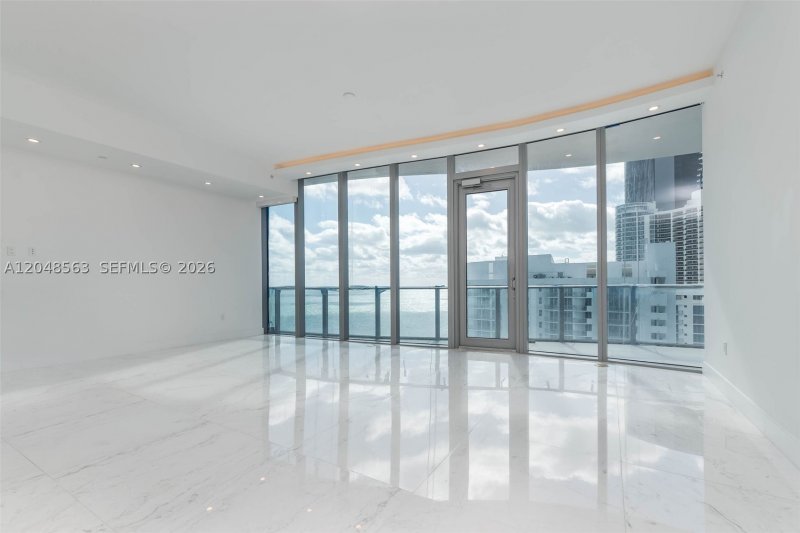 Comprar apartamento no Chateau Beach Residences 2003