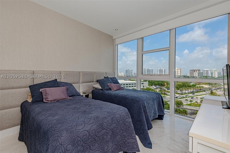 Condo for sale at Trump Royale 1101