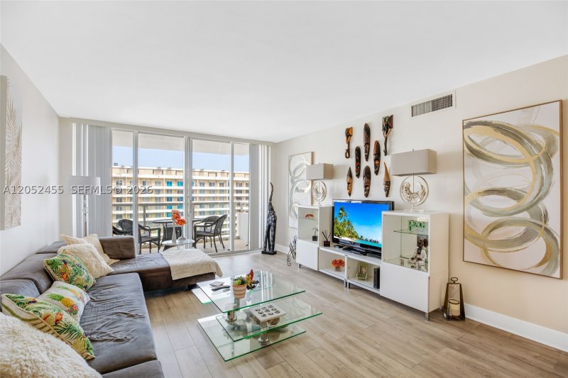 Aluguel de apartamento no 5600 Collins 16B