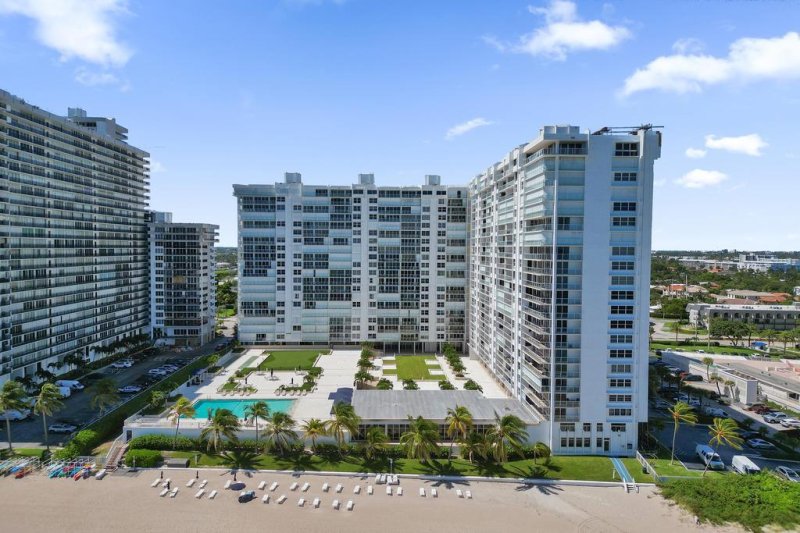 Condo for sale at Plaza East 9H