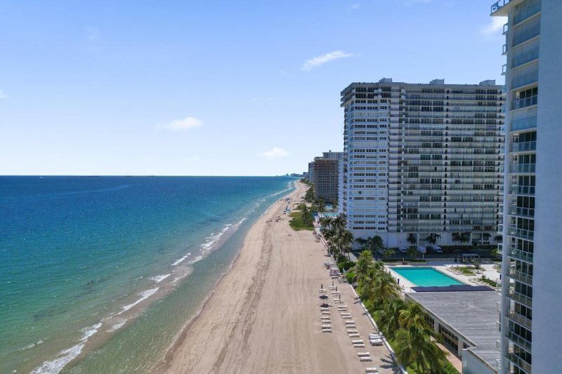 Condo for sale at Plaza East 9H
