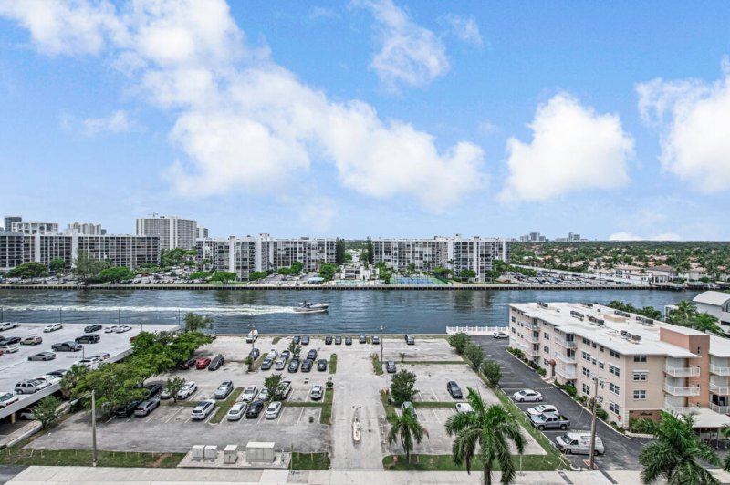 Condo for sale at Aquarius Towers 1008