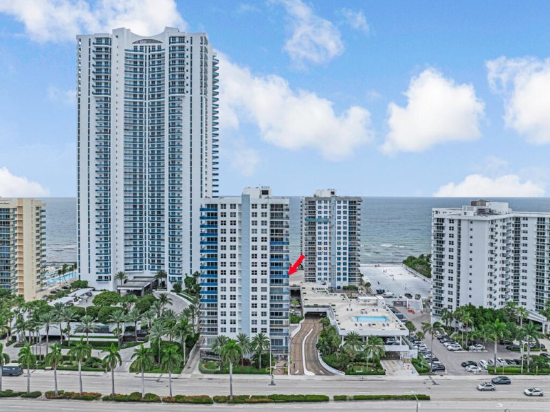 Condo for sale at Aquarius Towers 1008