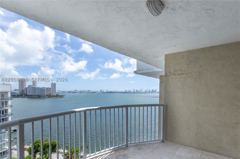 Alquiler de apartamento en Bayshore Place 1604B