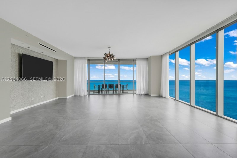Comprar apartamento no Turnberry Ocean Club 1804